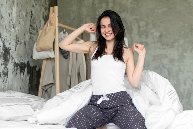 Retrato de mulher jovem e bonita sorrindo