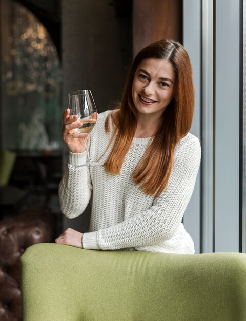 Retrato de mulher jovem e bonita tomando vinho