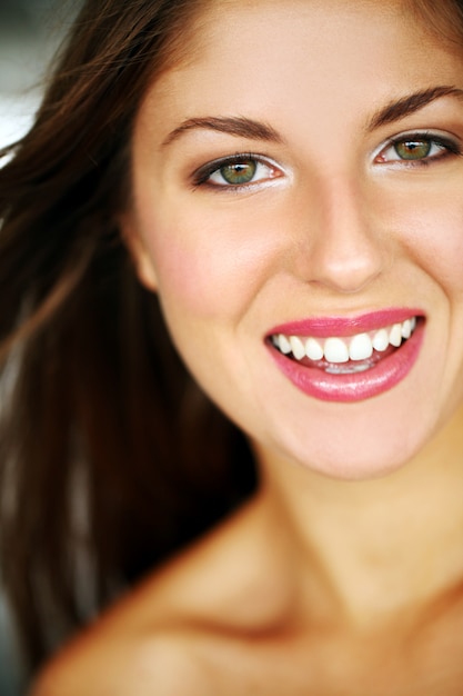 Foto grátis retrato de mulher jovem e bonita