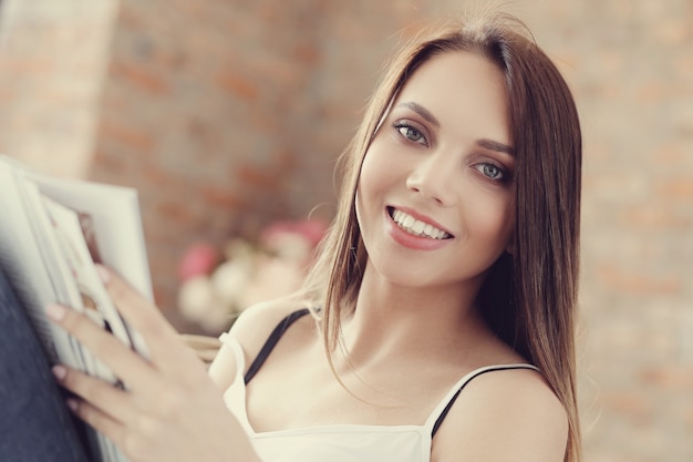 Retrato de mulher jovem e bonita