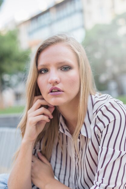 Retrato de mulher jovem e bonita