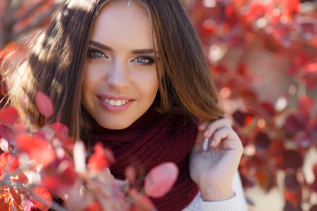 retrato de mulher jovem e bonito ao ar livre