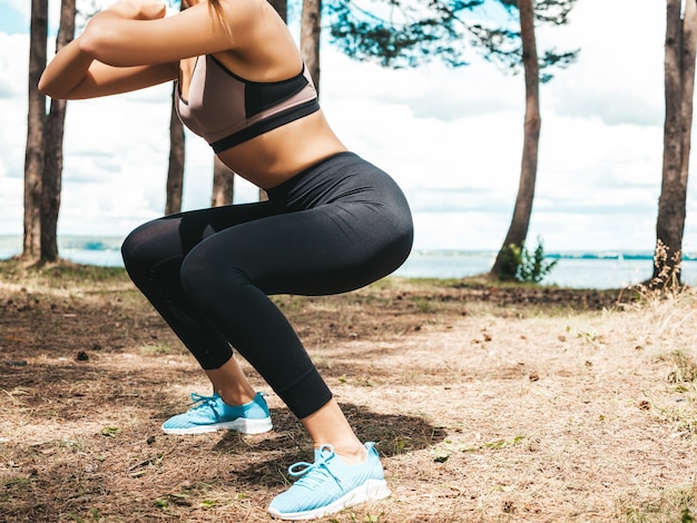 Foto grátis retrato de mulher jovem e concentrada em esportes no parque