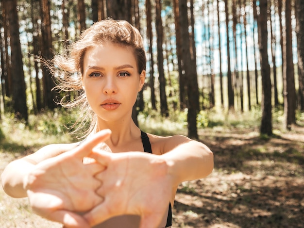 Retrato de mulher jovem e concentrada em esportes no parque