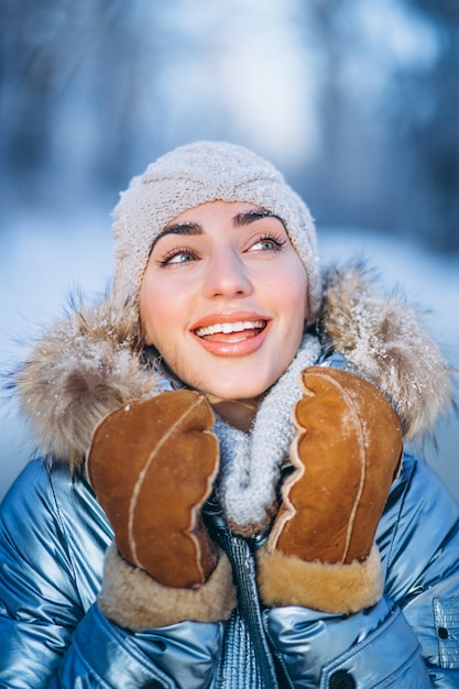 Retrato, de, mulher jovem, em, casaco inverno