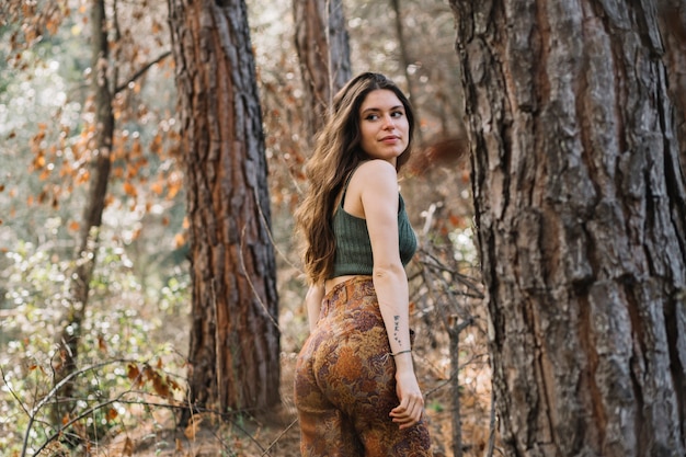 Retrato, de, mulher jovem, em, floresta