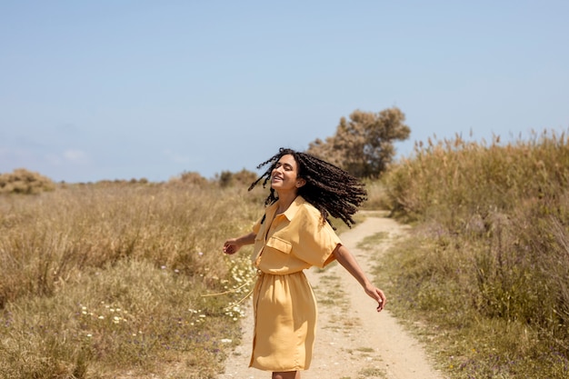 Retrato, de, mulher jovem, em, natureza