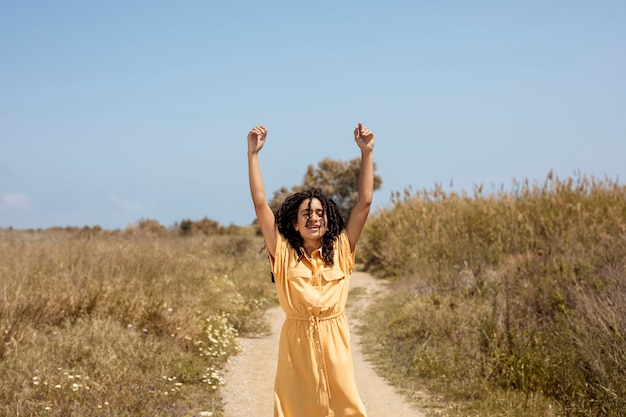 Retrato, de, mulher jovem, em, natureza