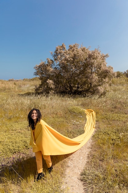 Foto grátis retrato, de, mulher jovem, em, natureza