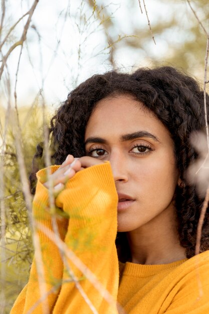 Retrato, de, mulher jovem, em, natureza