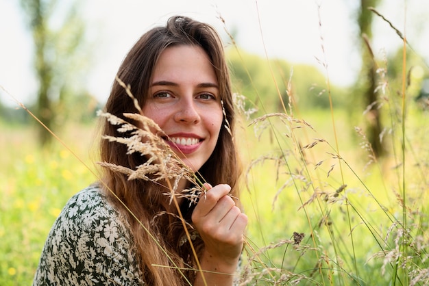 Foto grátis retrato, de, mulher jovem, em, natureza