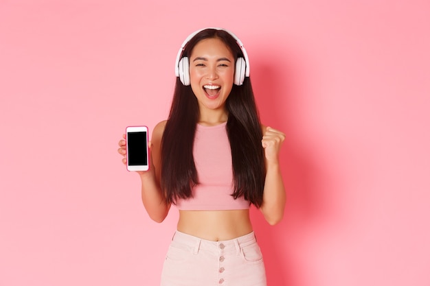 Retrato de mulher jovem expressiva com fones de ouvido ouvindo música