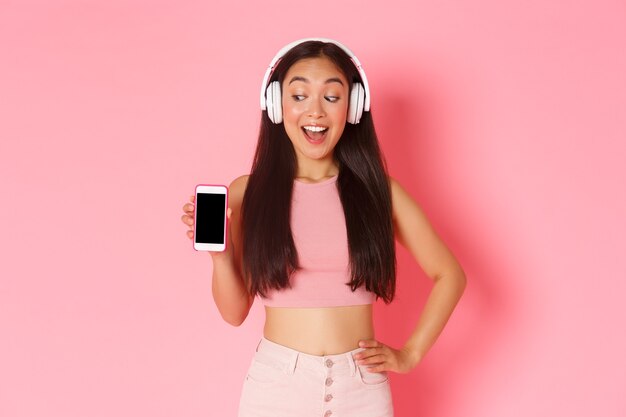 Retrato de mulher jovem expressiva com fones de ouvido ouvindo música