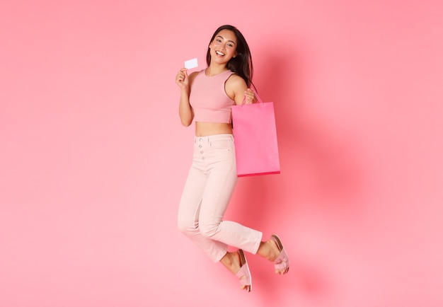 Retrato de mulher jovem expressiva com sacolas de compras