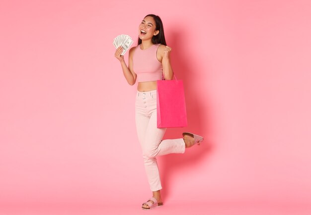 Retrato de mulher jovem expressiva com sacolas de compras