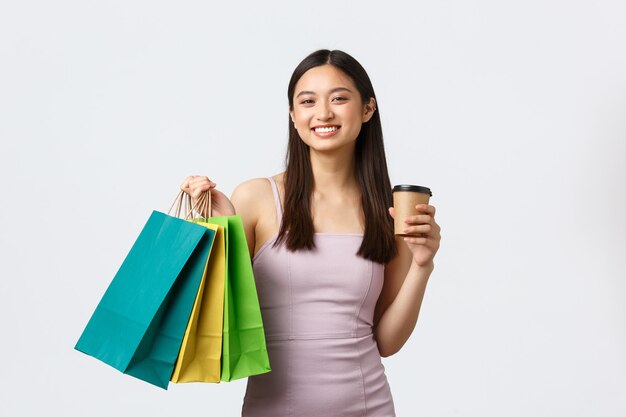 Retrato de mulher jovem expressiva com sacolas de compras