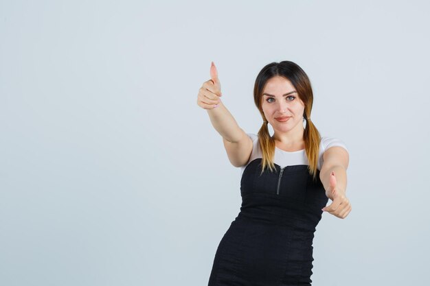 Retrato de mulher jovem mostrando dois polegares para cima