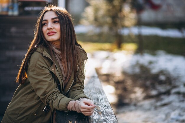 Retrato de mulher jovem na rua