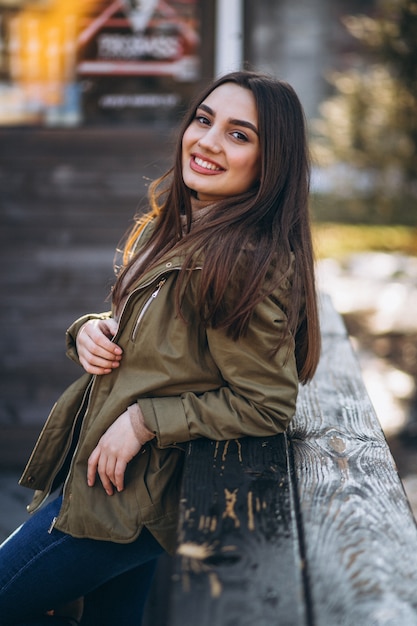 Retrato de mulher jovem na rua