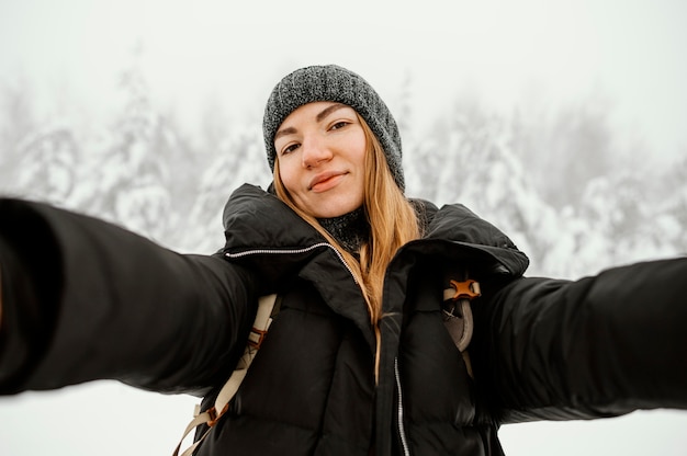 Foto grátis retrato de mulher jovem num dia de inverno
