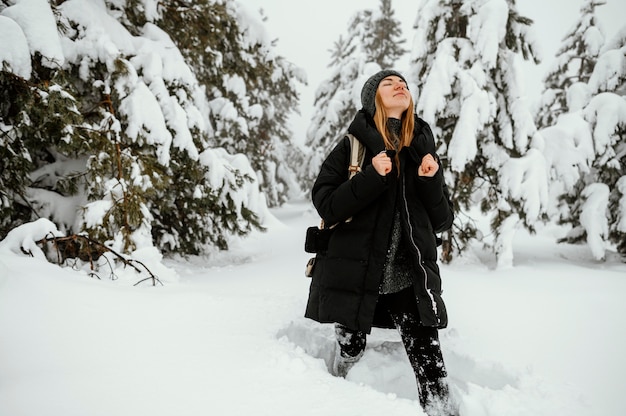 Foto grátis retrato de mulher jovem num dia de inverno