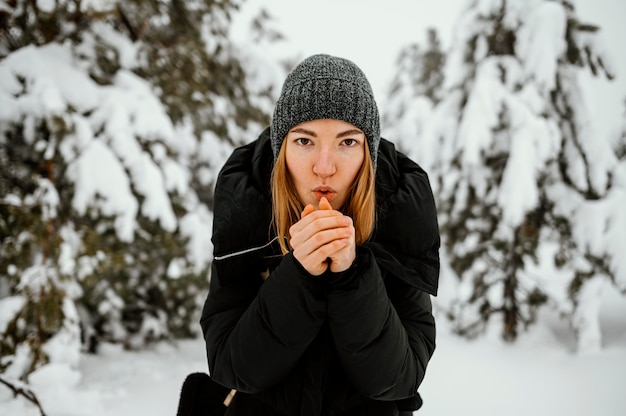 Foto grátis retrato de mulher jovem num dia de inverno