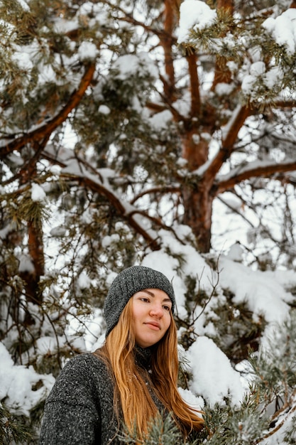 Foto grátis retrato de mulher jovem num dia de inverno