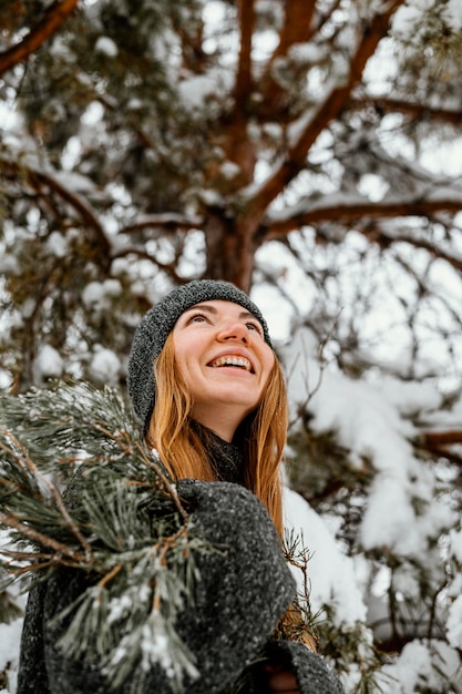 Foto grátis retrato de mulher jovem num dia de inverno