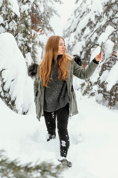 Retrato de mulher jovem num dia de inverno