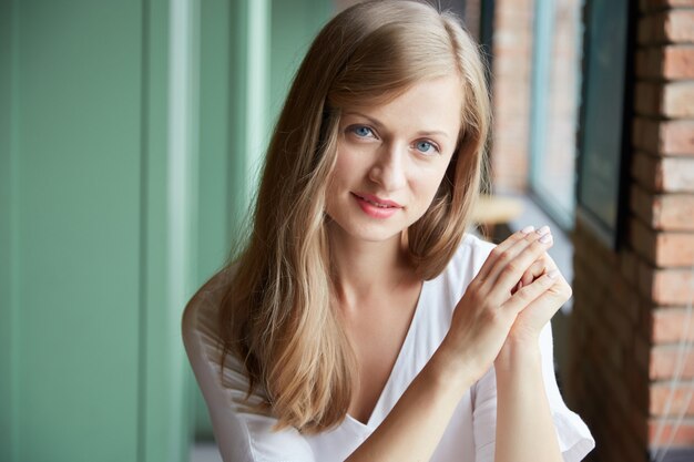 Retrato, de, mulher jovem, olhando câmera