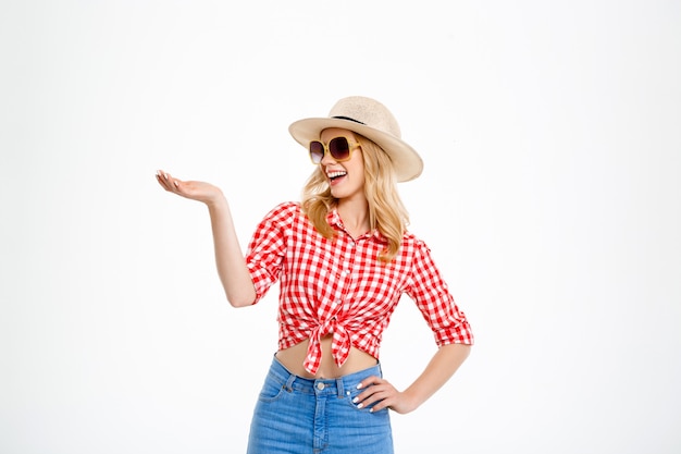 Retrato de mulher jovem país em branco.