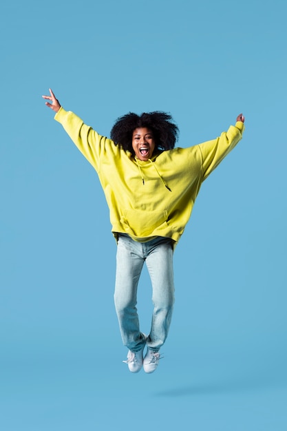 Foto grátis retrato de mulher jovem pulando