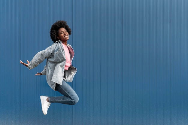 Foto grátis retrato de mulher jovem pulando