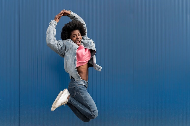 Foto grátis retrato de mulher jovem pulando