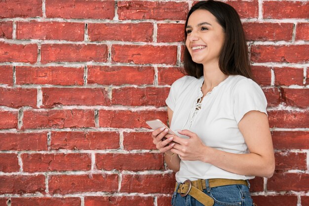 Retrato, de, mulher jovem, sorrindo