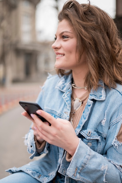 Foto grátis retrato, de, mulher jovem, sorrindo