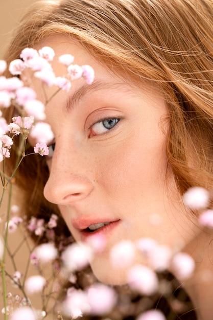 Foto grátis retrato de mulher jovem