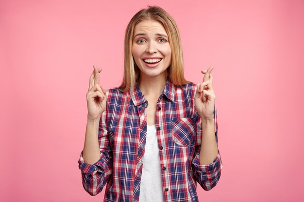 Retrato de mulher loira com camisa listrada