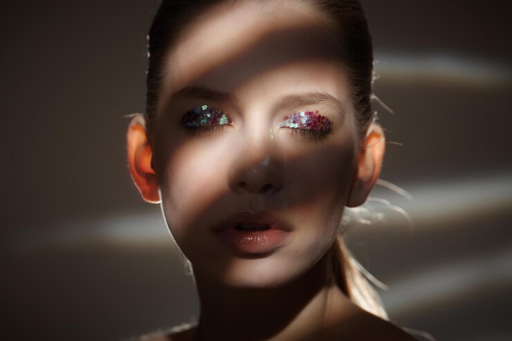 Foto grátis retrato de mulher loira com sombras e luzes no rosto.