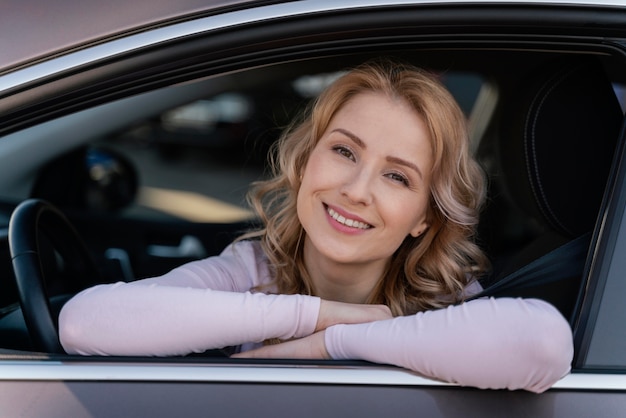 Retrato de mulher loira no carro