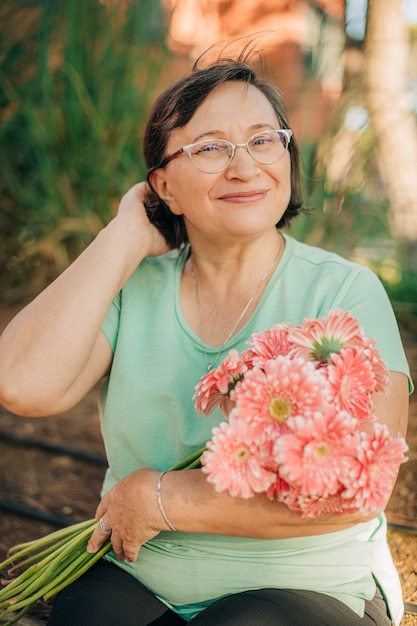 Retrato de mulher madura atraente feliz ao ar livre