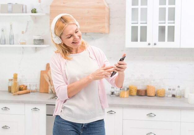 Retrato de mulher madura com fones de ouvido