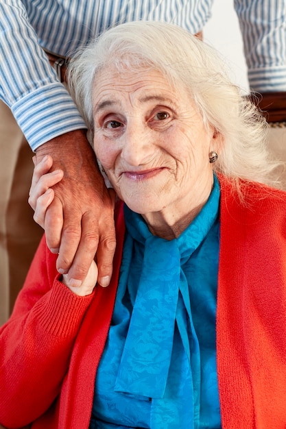 Retrato de mulher madura, segurando a mão do homem