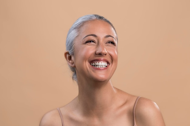 Foto grátis retrato de mulher mais velha sorridente e feliz