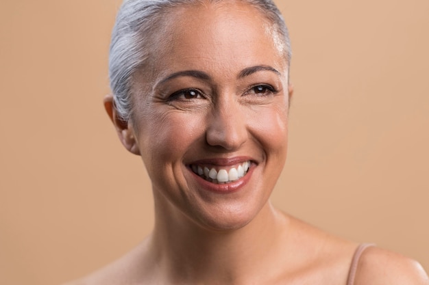 Foto grátis retrato de mulher mais velha sorridente e feliz