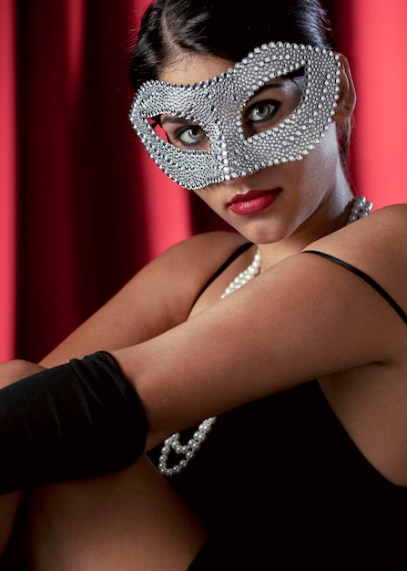 Retrato de mulher misteriosa com máscara de carnaval