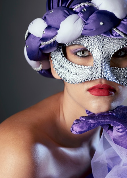 Foto grátis retrato de mulher misteriosa com máscara de carnaval