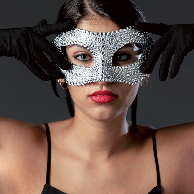 Retrato de mulher misteriosa com máscara de carnaval