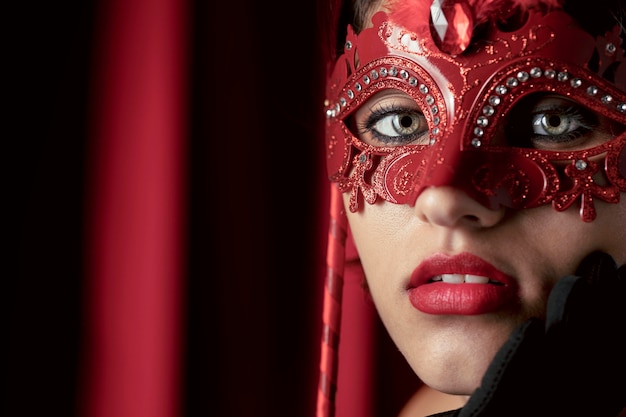 Retrato de mulher misteriosa com máscara de carnaval
