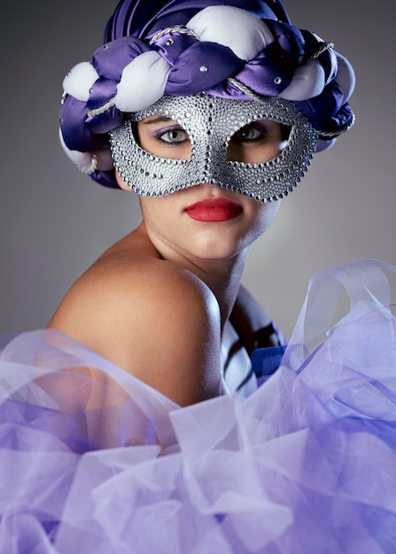 Retrato de mulher misteriosa com máscara de carnaval